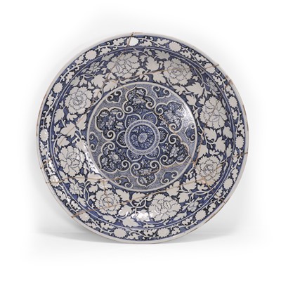 Lot 321 - A Chinese blue and white dish