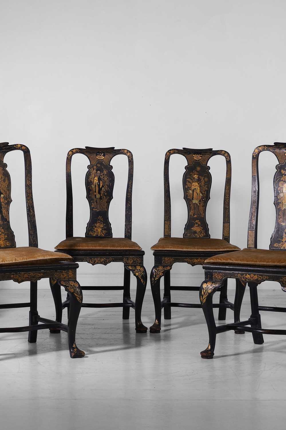 Lot 513 - A matched set of six George II black and gilt-japanned dining chairs