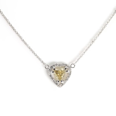 Lot 171 - † A diamond and coloured diamond pendant necklace