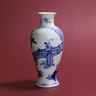 Lot 33 - A Chinese blue and white vase