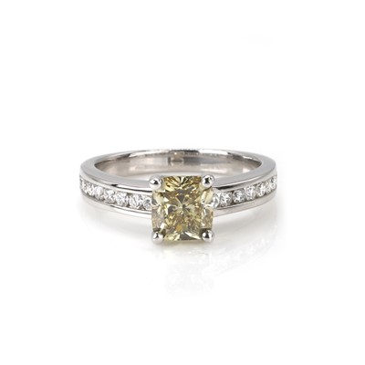 Lot 211 - † A diamond and fancy coloured diamond ring