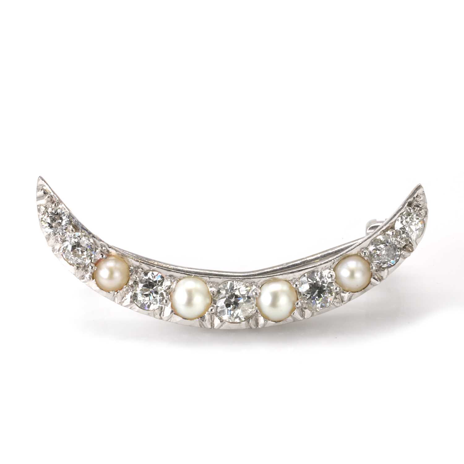 Lot 29 - An Edwardian diamond and pearl crescent brooch