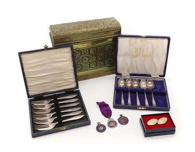 Lot 15 - A set of six cased silver pastry forks