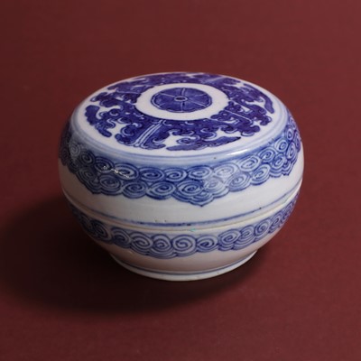 Lot 54 - A Chinese blue and white box and cover