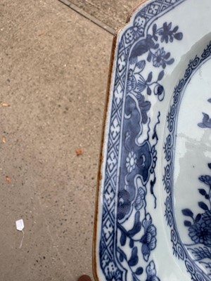 Lot 51 - A blue and white Chinese plate