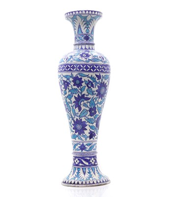 Lot 55 - A large Isnik vase