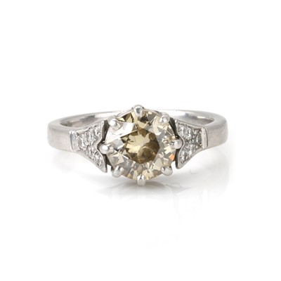 Lot 44 - A platinum and diamond ring
