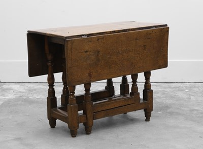 Lot 538 - An oak gate leg table