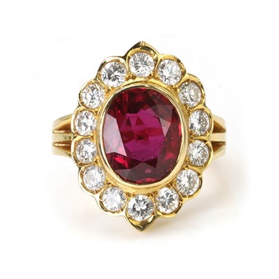 Lot 192 - A ruby and diamond cluster ring