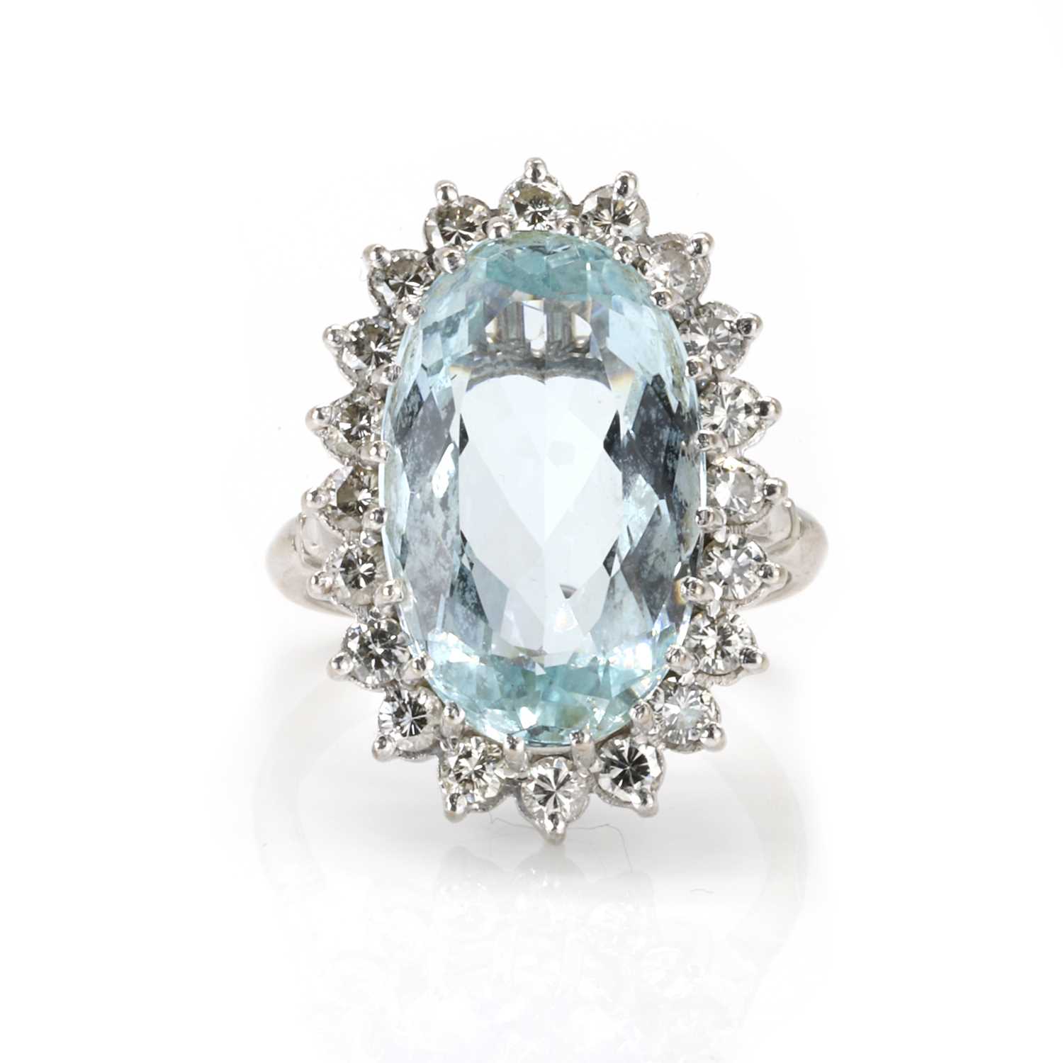 Lot 81 - An aquamarine and diamond cluster ring