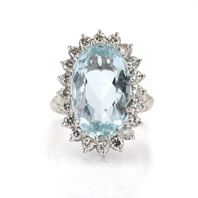 Lot 81 - An aquamarine and diamond cluster ring