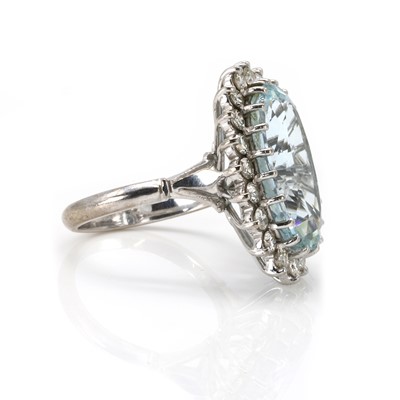 Lot 81 - An aquamarine and diamond cluster ring