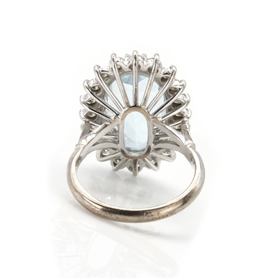 Lot 81 - An aquamarine and diamond cluster ring