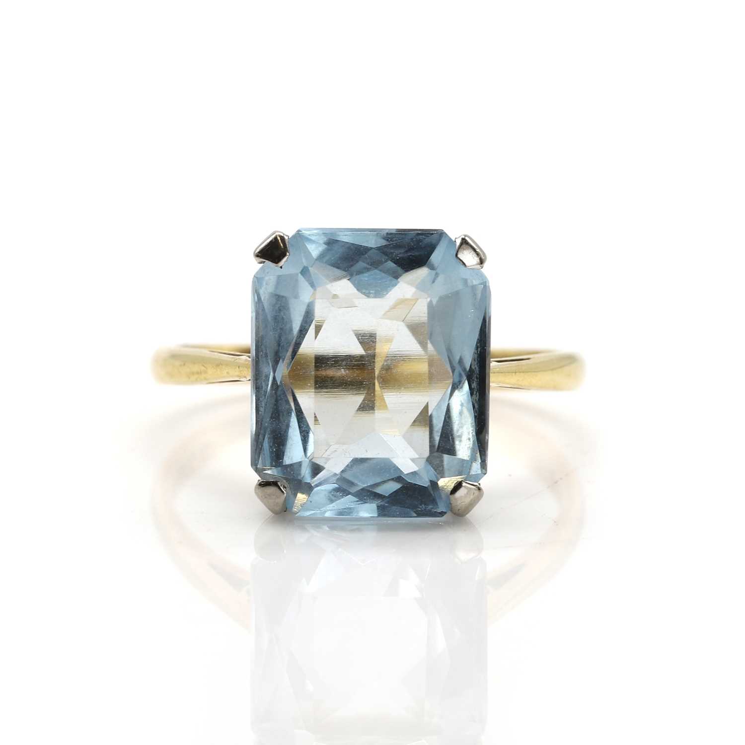 Lot 83 - An 18ct gold aquamarine ring
