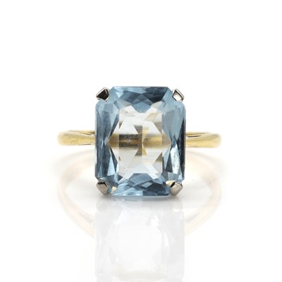 Lot 83 - An 18ct gold aquamarine ring