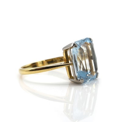 Lot 83 - An 18ct gold aquamarine ring