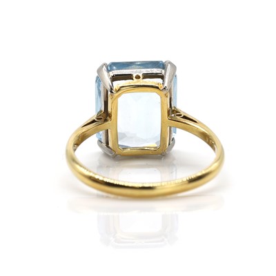 Lot 83 - An 18ct gold aquamarine ring