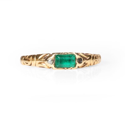 Lot 1002 - A Georgian gold emerald and diamond ring