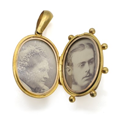 Lot 19 - A Victorian split pearl and diamond locket pendant