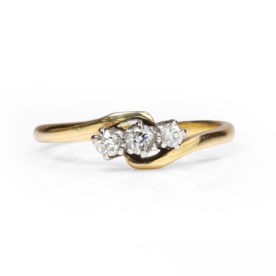 Lot 1077 - A diamond three stone ring