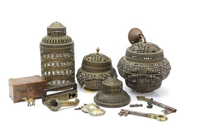 Lot 316 - A collection of Asian metalwares