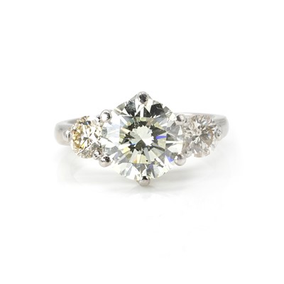Lot 247 - A diamond three stone ring