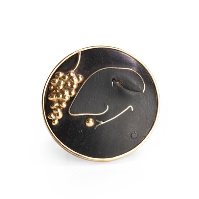 Lot 1121 - A 9ct gold hardwood ring, by Linda Lewin