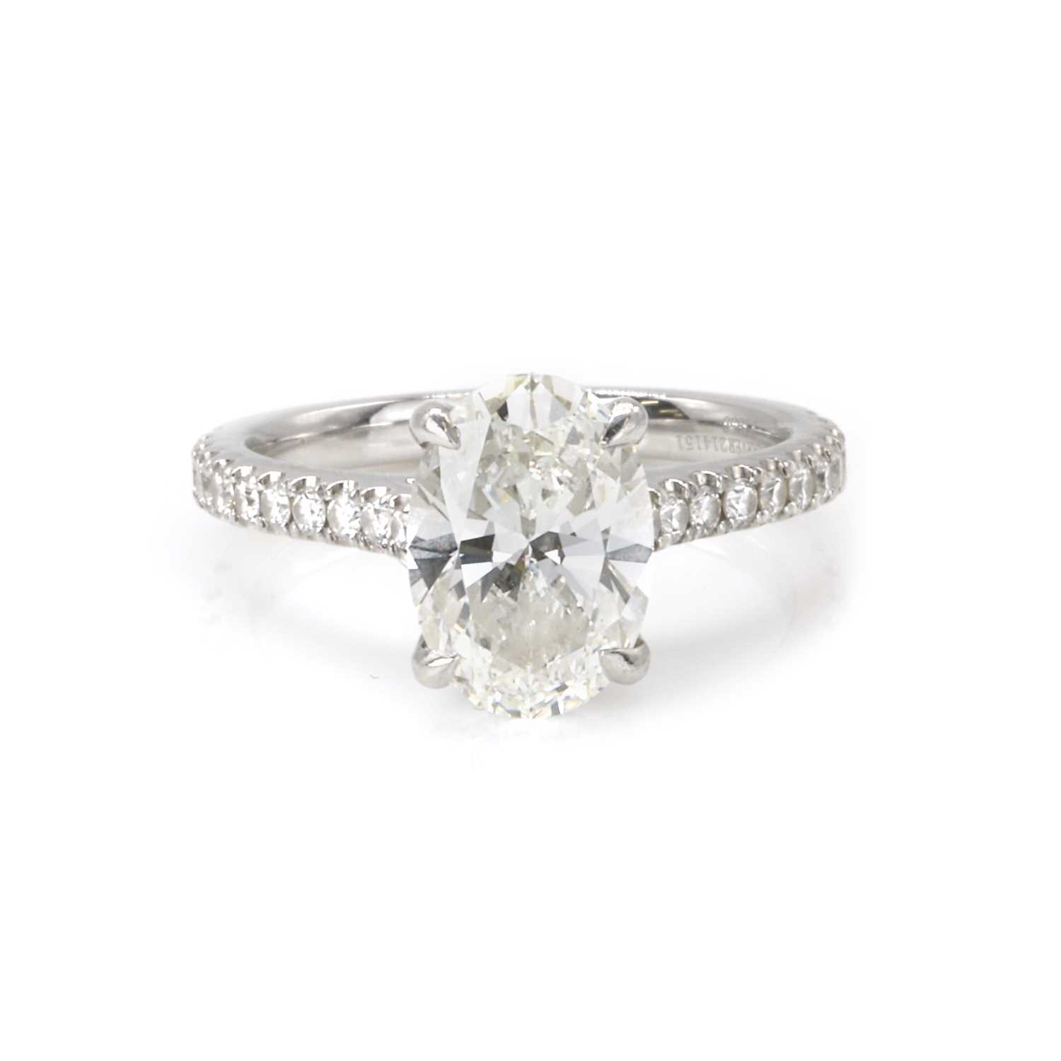Lot 246 - A diamond ring, by Noam Carver