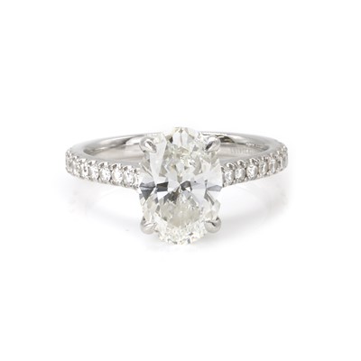 Lot 246 - A diamond ring, by Noam Carver