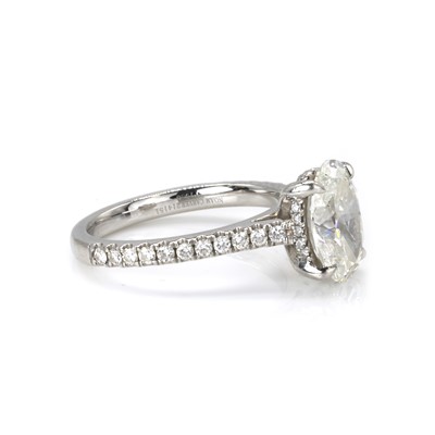 Lot 246 - A diamond ring, by Noam Carver
