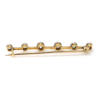 Lot 30 - An early 20th century diamond bar brooch