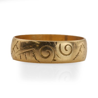Lot 1018 - An Edwardian 18ct gold engraved wedding band