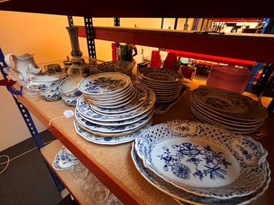 Lot 134 - A collection of Meissen 'Onion' pattern tea and dinner wares