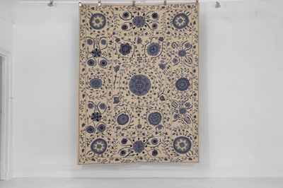 Lot 475 - A Suzani-inspired flat-weave wool rug