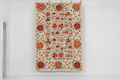 Lot 481 - A Suzani-inspired flat-weave wool rug