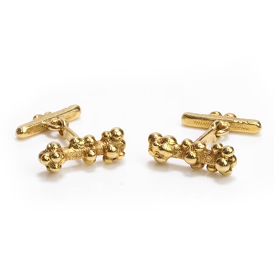Lot 1273 - A pair of gold bar link cufflinks