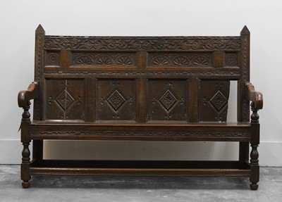 Lot 514 - An oak settle