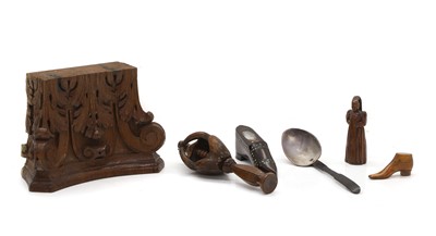 Lot 304 - A collection of treen items