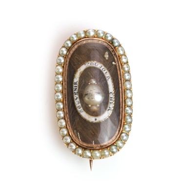Lot 1001 - A Georgian split pearl mourning brooch