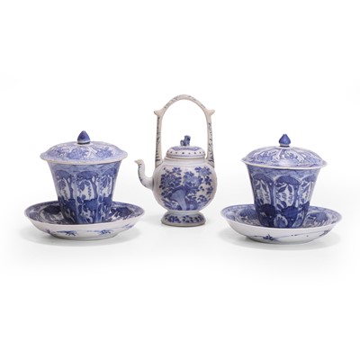 Lot 77 - A pair of Chinese blue and white porcelain cups, covers and stands