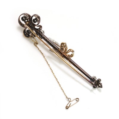Lot 1026 - An early 20th century diamond brooch