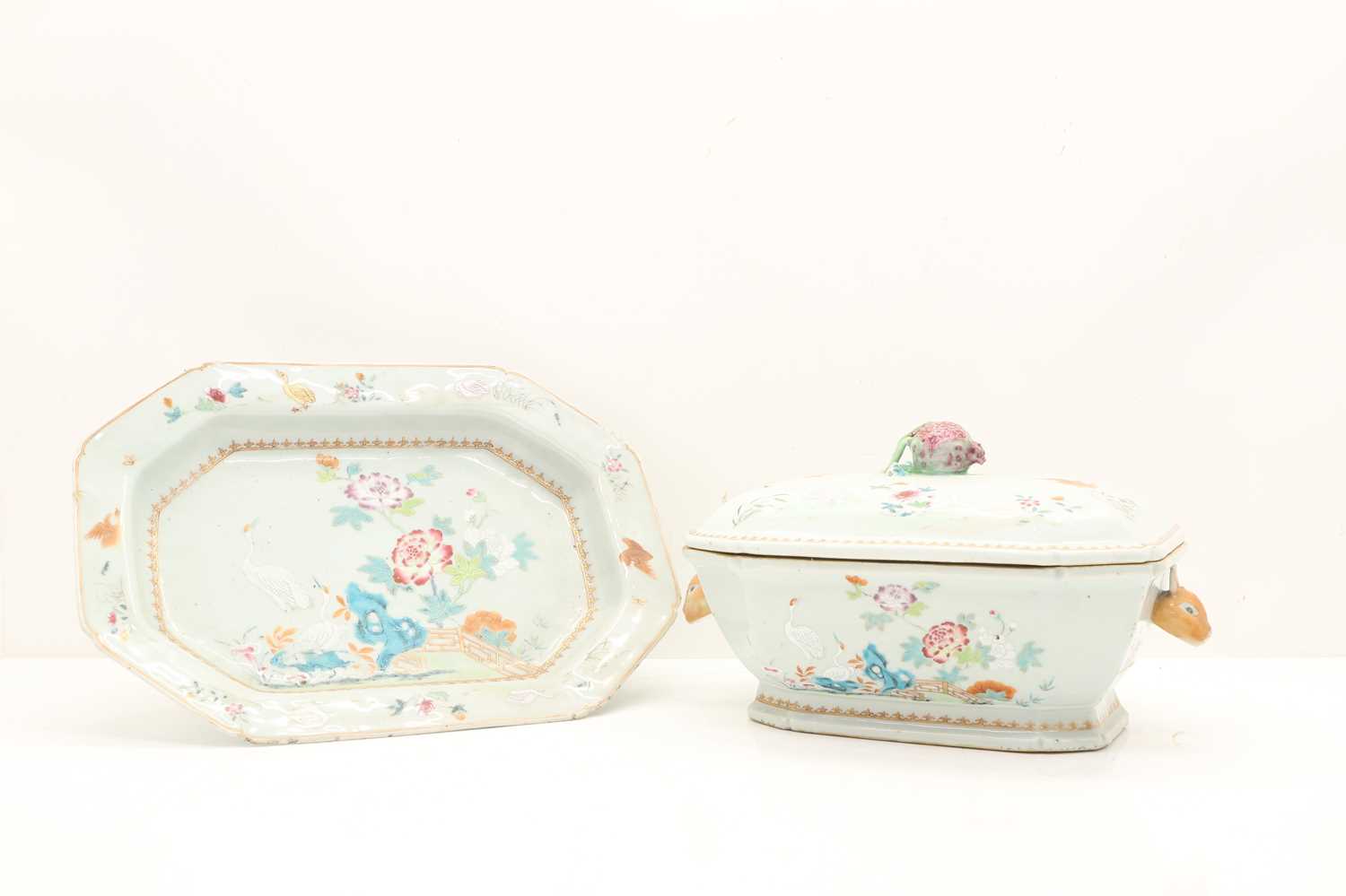 Lot 51 - A Chinese export porcelain tureen