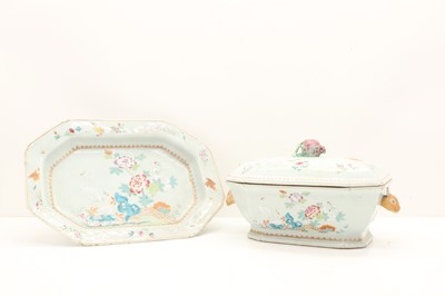 Lot 51 - A Chinese export porcelain tureen