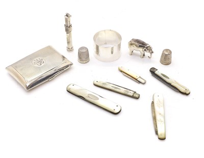 Lot 17 - A collection of silver trinkets