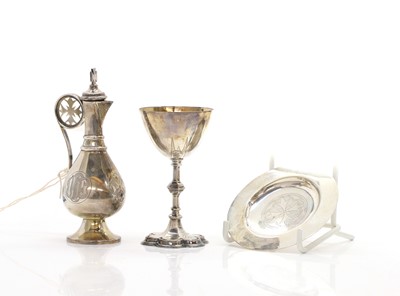 Lot 12 - A cased silver communion set