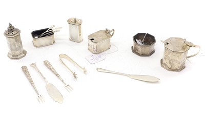 Lot 26 - A collection of silver items