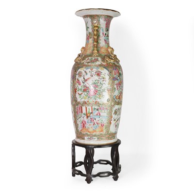 Lot 171 - A large famille rose vase