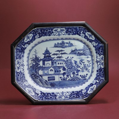 Lot 326 - A Chinese export blue and white porcelain platter