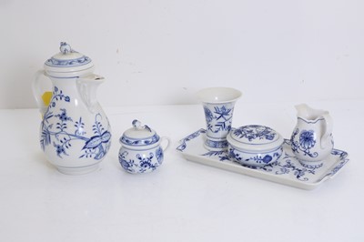 Lot 117 - A collection of Meissen 'Onion' pattern porcelain items