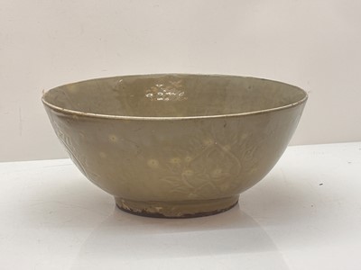 Lot 404 - A Chinese Lonquan celadon bowl